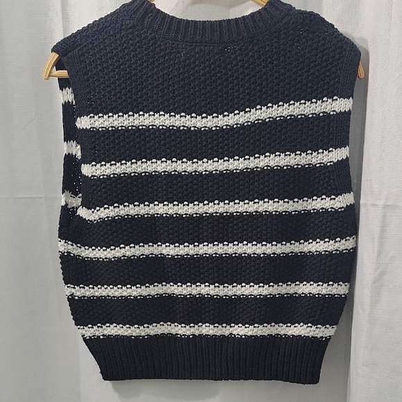 Moon & Madison Women's Striped Knit Sleeveless Crop Vest Sweater Size XS - Picture 2 of 8
